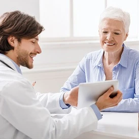 Lekarz omawia z pacjentką szczegóły zabiegu