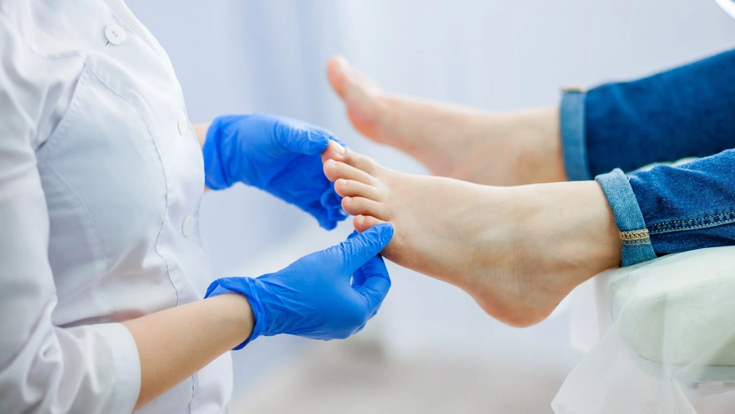 Grzybica stóp – przyczyny, rodzaje, domowe sposoby