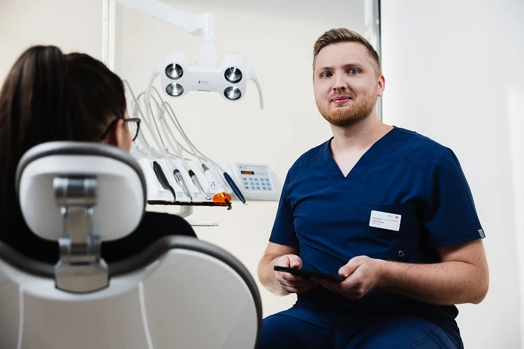 Jakub Rydzak - stomatolog przyjmujący pacjenta