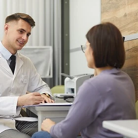 Lekarz omawia szczegóły zabiegu z pacjentką