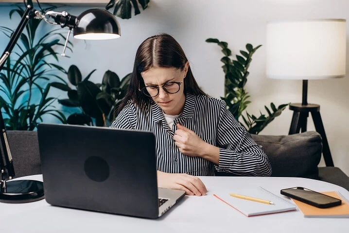 Nerwoból w klatce piersiowej – jak odróżnić go od zawału serca? Co może oznaczać?