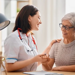 Lekarz trzyma za rękę swoją pacjentkę