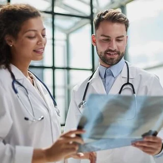 Lekarze oglądają zdjęcie rentgenowskie