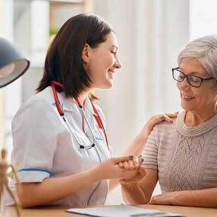 Lekarka trzyma za rękę pacjetki