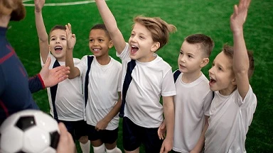 Chłopcy na boisku piłki nożnej