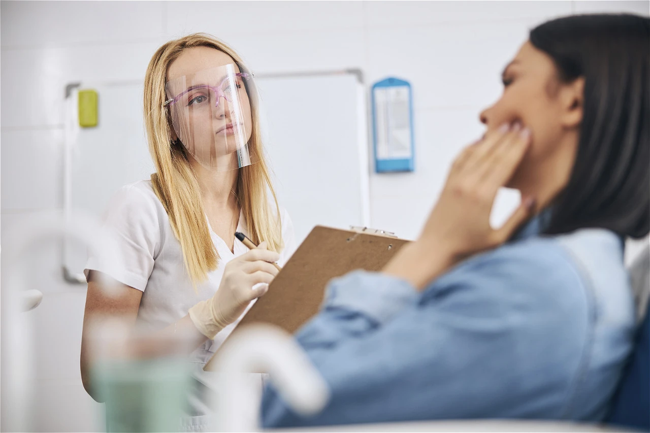 pacjentka skarżąca się na ból wywołany obecnością ropnia zęba