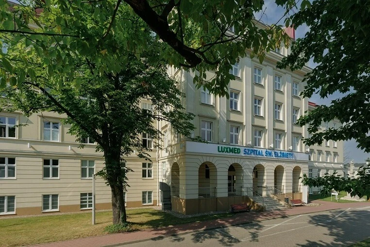 Fasada budynku Szpitala św. Elżbiety LUX MED